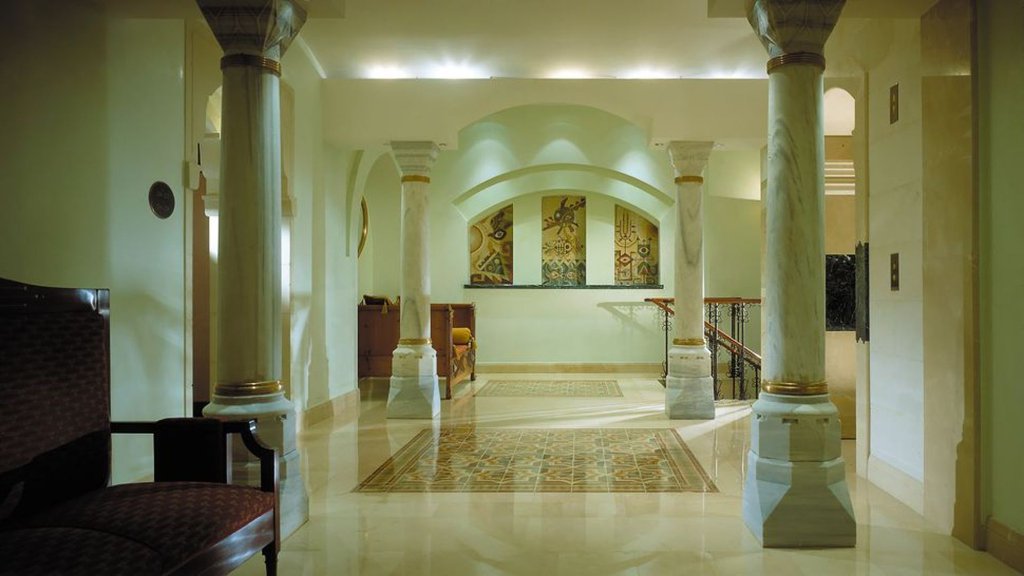 003481-09-courtyard-entrance-tower-lobby.jpg