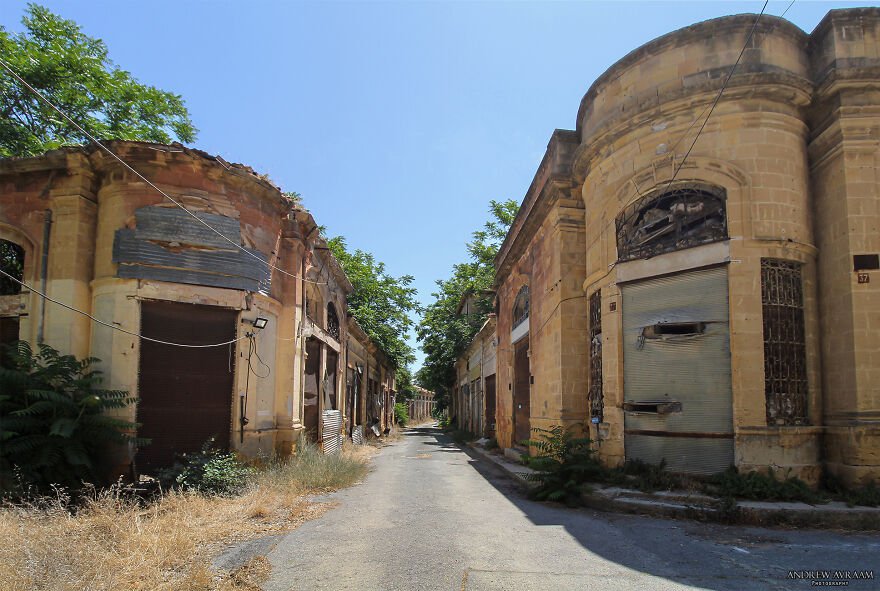 25-Eerie-Photos-Of-Abandoned-Cyprus-The-Island-Of-Love-With-A-Dark-Past-650e353e2c27d__880.jpg