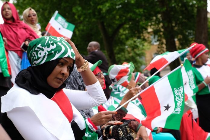 Women_from_Somaliland_wearing_the_flag_of_Somaliland.jpg