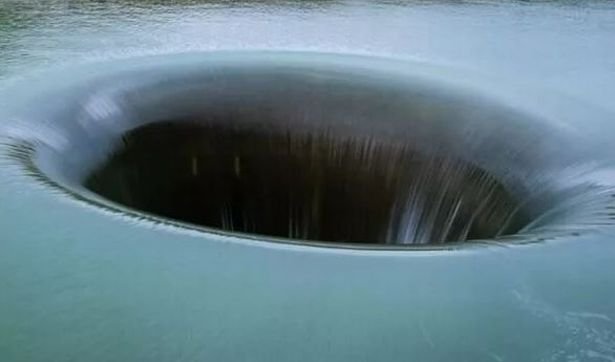 0_Bizarre-22m-wide-portal-from-hell-opens-up-in-lake.jpg