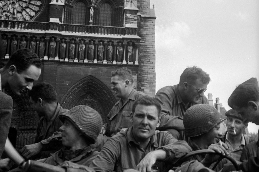 1496736_American_soldiers_on_the_cathedral_square_on_Aug._25,_1944,_when_Paris_was_being_liberated_during_World_War_II.jpg