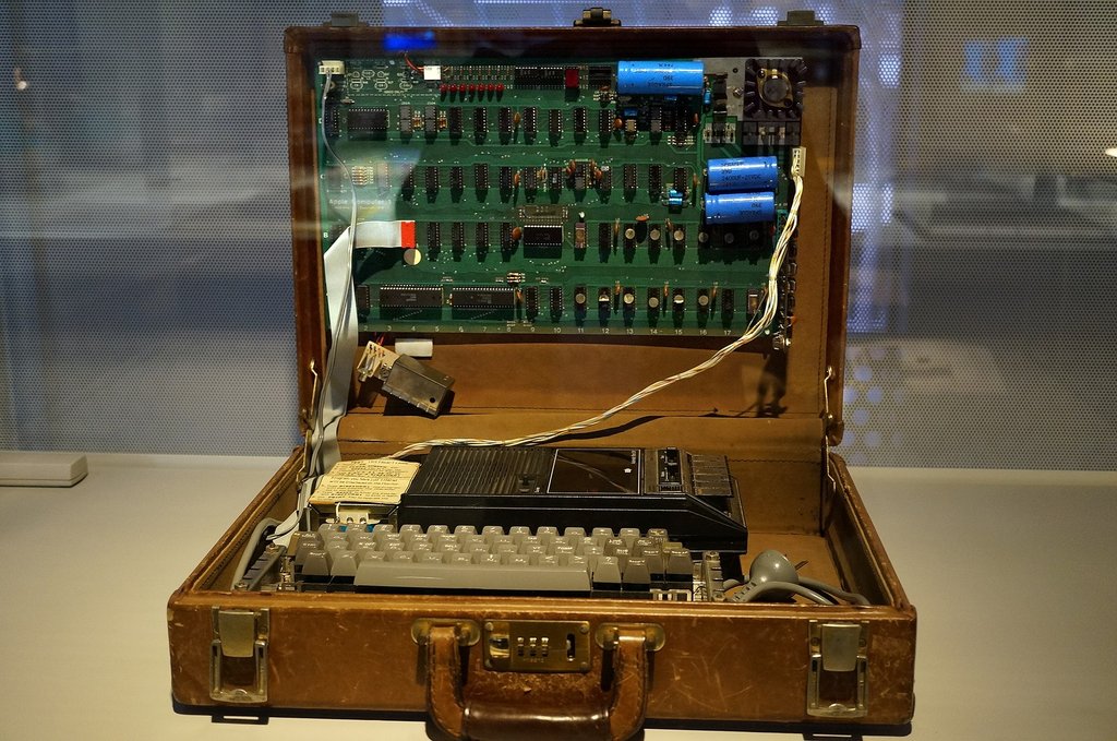1920px-Original_1976_Apple_1_Computer_In_A_Briefcase.JPG