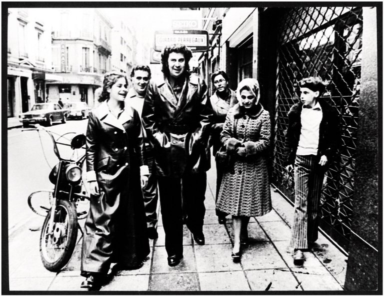 1972, βόλτα στο Buenos Aires με την οικογένειά του και τη Μαρία Φαραντούρη.jpg