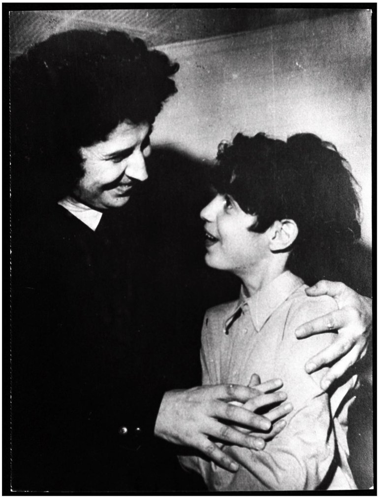 1972, στο Παρίσι με τον γιο του.jpg