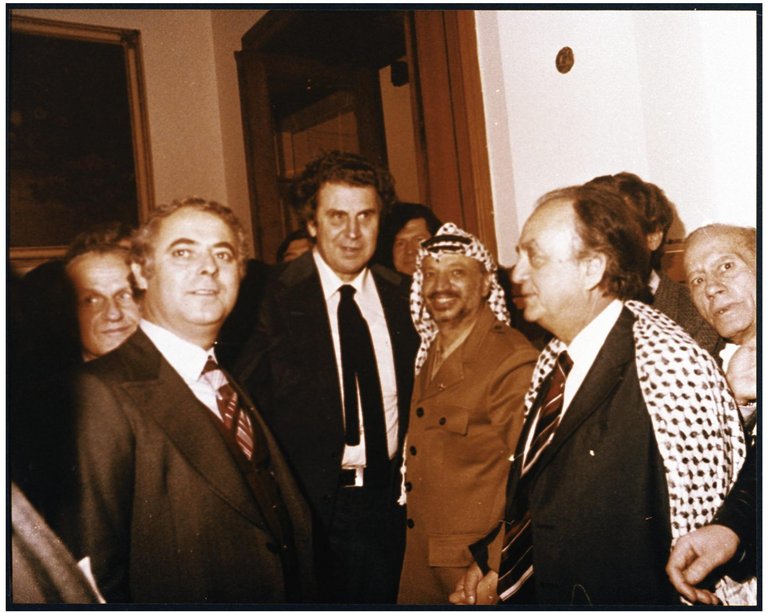 1982, με τον Γιασέρ Αραφάτ.jpg