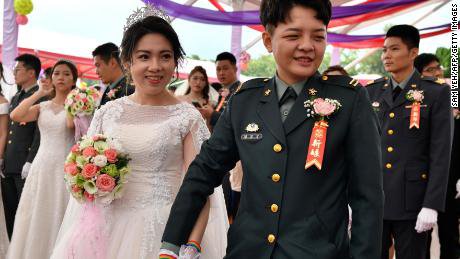 201030130932-taiwan-same-sex-army-wedding-02-large-169.jpg