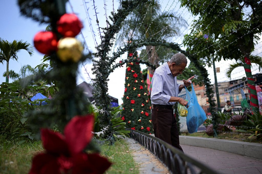 2024-10-02T040404Z_18678577_RC2UBAAK7LZ8_RTRMADP_5_VENEZUELA-POLITICS-MADURO-CHRISTMAS.jpg