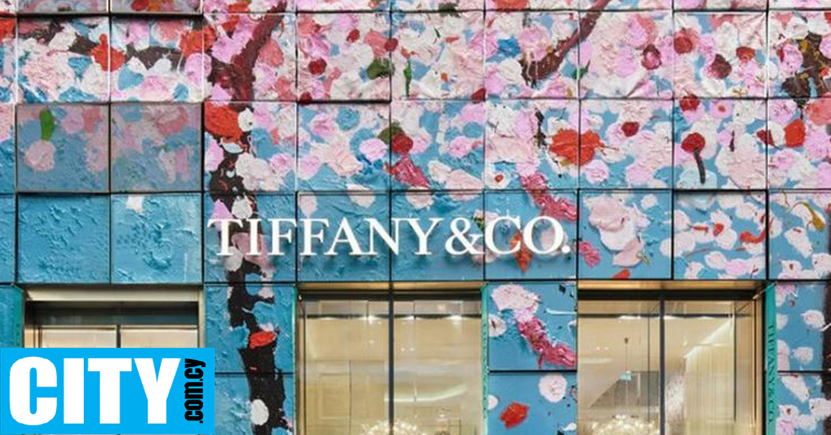 Η μπουτίκ του οίκου Tiffany στο Τόκιο άλλαξε όψη και γέμισε «άνθη»