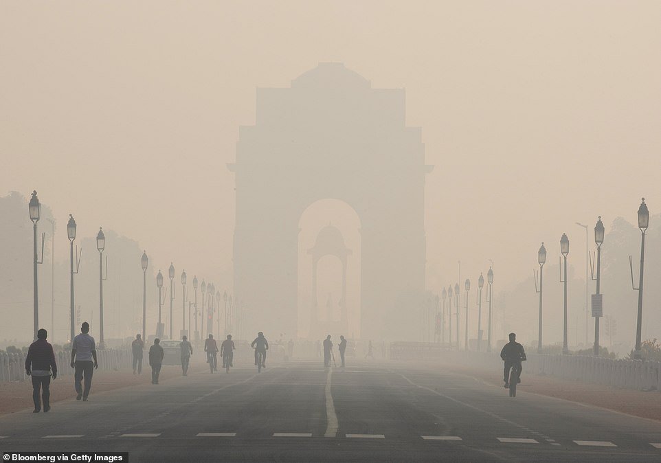 26581408-8167421-People_on_a_smoggy_Rajpath_boulevard_as_the_India_Gate_monument_-a-65_1585574848194.jpg
