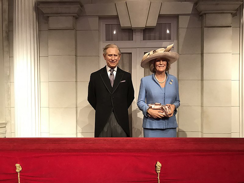 800px-Charles,_Prince_of_Wales_and_Camilla,_Duchess_of_Cornwall_at_Madame_Tussauds_London_2019-07-17.jpg