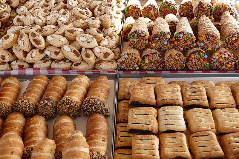 800px-Sweets_at_the_street_market_in_Marsaxlokk_01.jpg