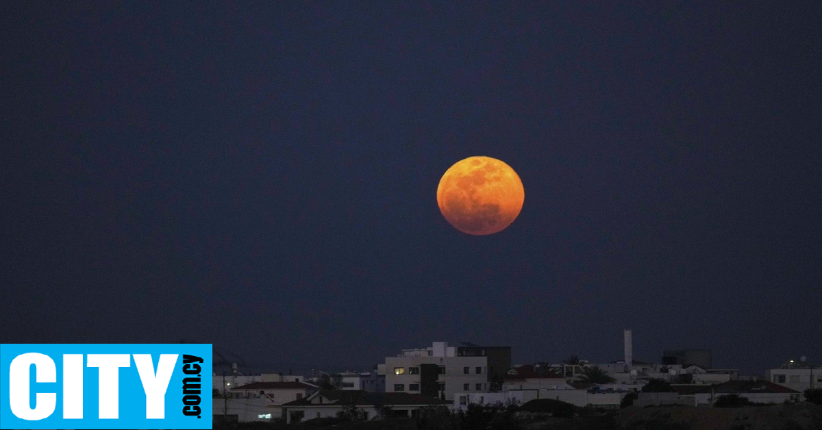 Εικόνες από το «Ματωμένο Φεγγάρι» σε διάφορα μέρη του κόσμου (και την Κύπρο)