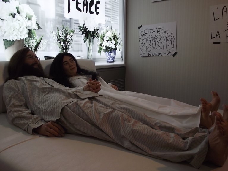 Bed-in_for_Peace_John_Lennon_Yoko_Ono_Musée_Grévin_Montréal.jpg