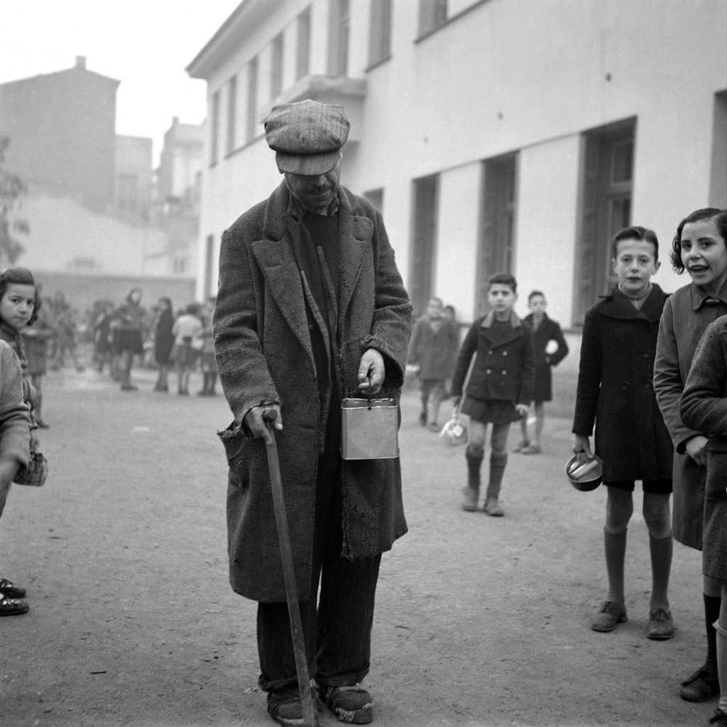 Βούλα Παπαϊωάννου, Αθήνα, Δεκέμβριος 1941 © Μουσείο Μπενάκη -Φωτογραφικά Αρχεία.jpg