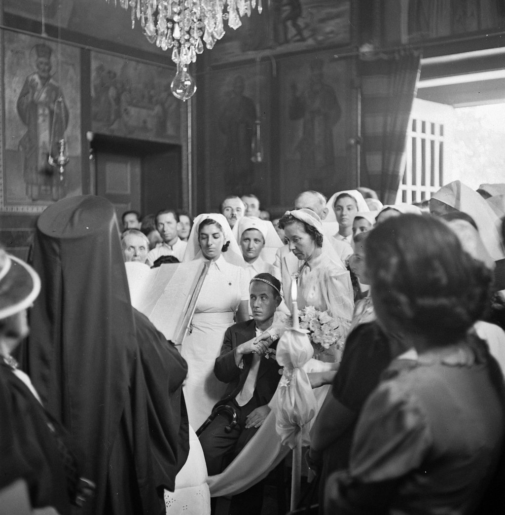 Βούλα Παπαϊωάννου, Γάμος τραυματία του Αλβανικού Μετώπου με νοσοκόμα, Αθήνα, 1940 © Μουσείο Μπενάκη - Φωτογραφικά Αρχεία.jpg