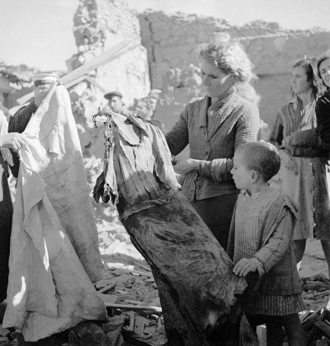 Βούλα Παπαϊωάννου Καταστροφές από βομβαρδισμό, Πειραιάς, 12 Φεβρουαρίου 1941 © Μουσείο Μπενάκη-Φωτογραφικά Αρχεία.jpg