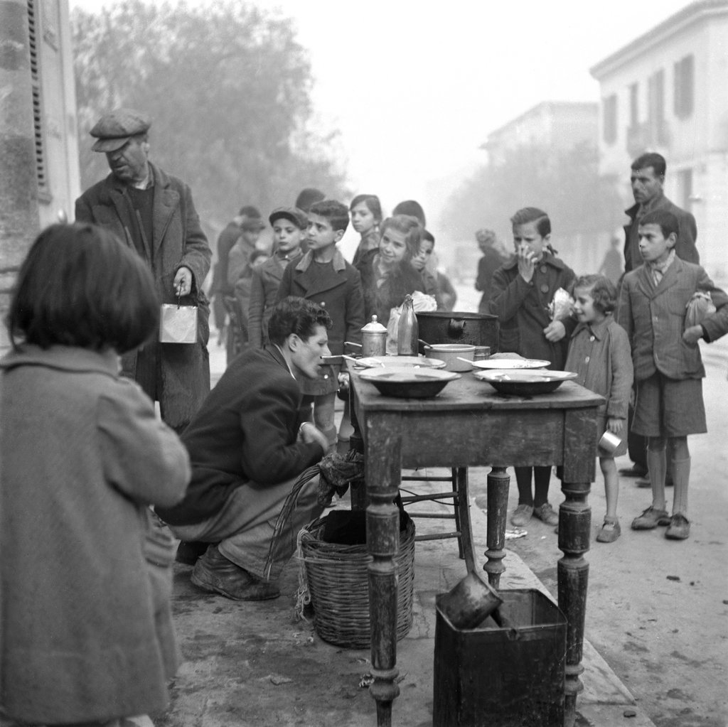 Βούλα Παπαϊωάννου, Συσσίτιο. Αθήνα, Δεκέμβριος 1941 © Μουσείο Μπενάκη -Φωτογραφικά Αρχεία.jpg