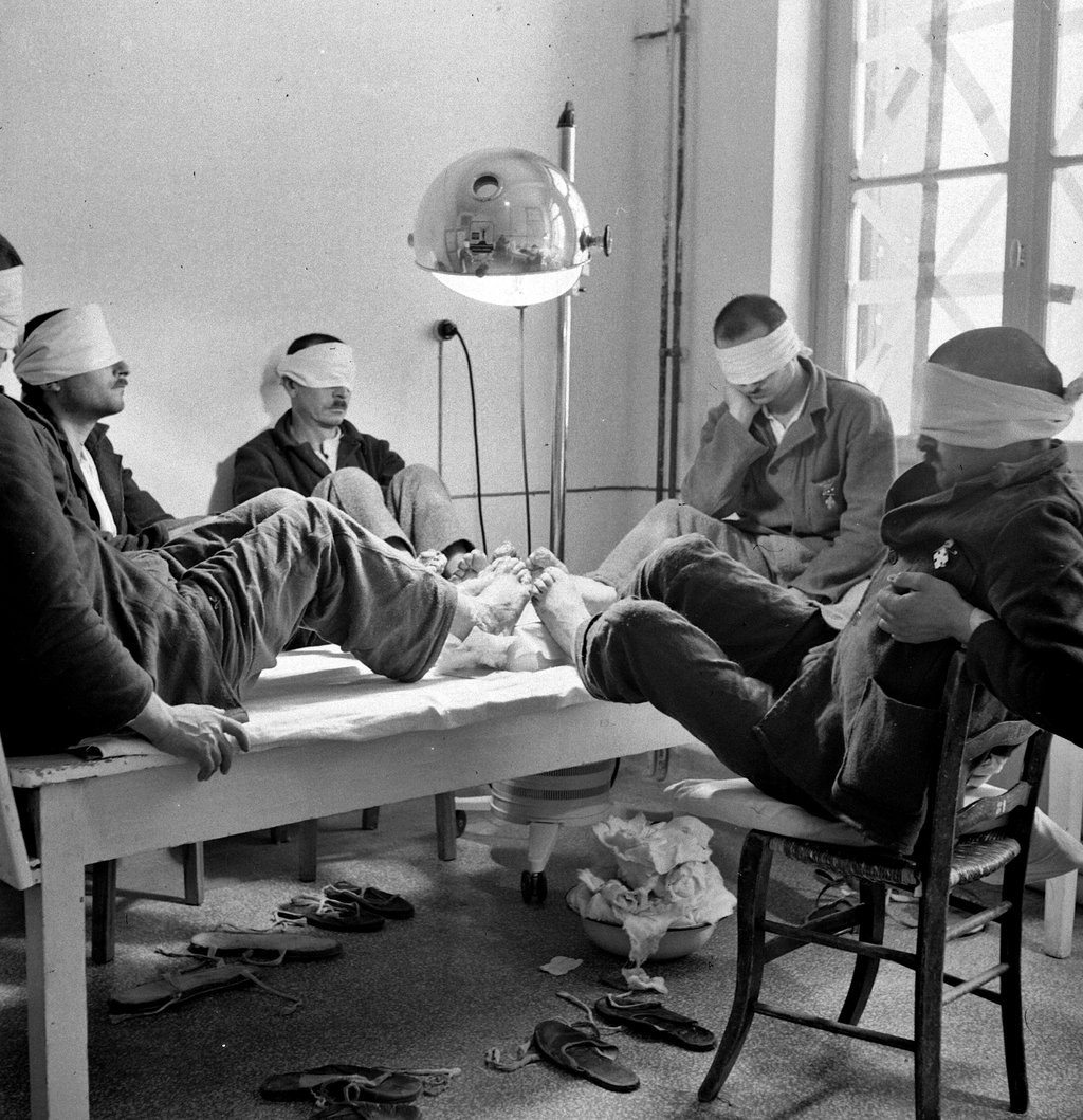 Βούλα Παπαϊωάννου, Θεραπεία κρυοπαγημάτων σε νοσοκομείο του Ελληνικού Ερυθρού Σταυρού, Αθήνα, Απόκριες 1941© Μουσείο Μπενάκη -Φωτογραφικά Αρχεία.jpg