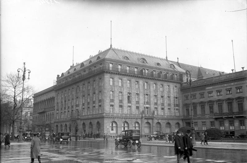 Bundesarchiv_Bild_102-13848F,_Berlin,_Hotel_Adlon.jpg