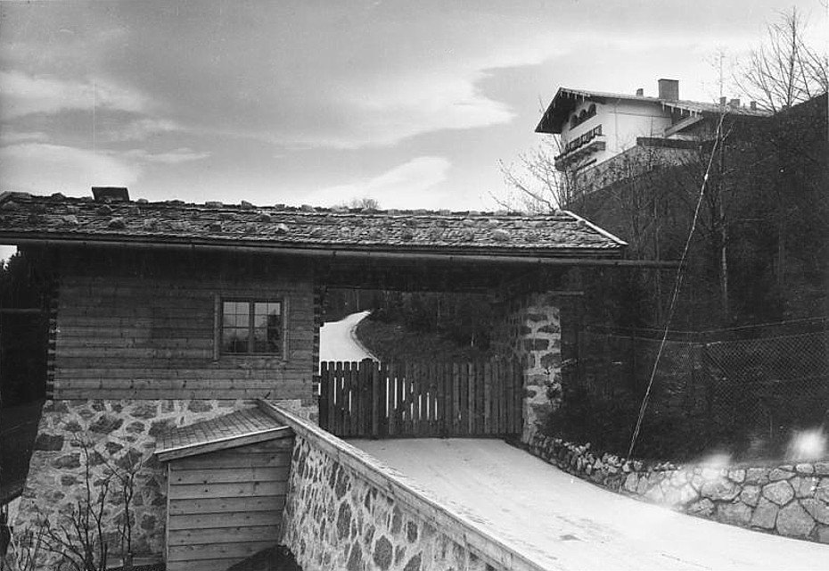 Bundesarchiv_Bild_183-1999-0412-502,_Obersalzberg,_Berghof_von_Adolf_Hitler.jpg