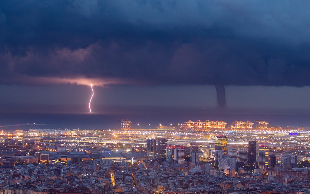 Carlos Castillejo Balsera - Waterspout in Barcelona_city.jpg