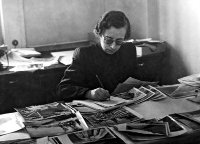 Η Βούλα Παπαϊωάννου εν ώρα εργασίας, π. 1950 © Συλλογή Φίλη Αρναούτογλου.jpg