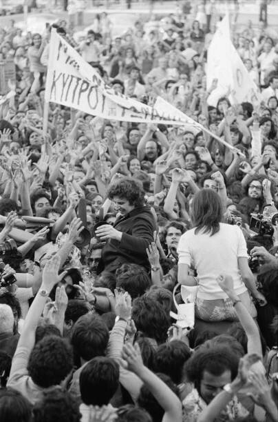 Η θριαμβευτική επιστροφή στην Αθήνα το 1974..jpg