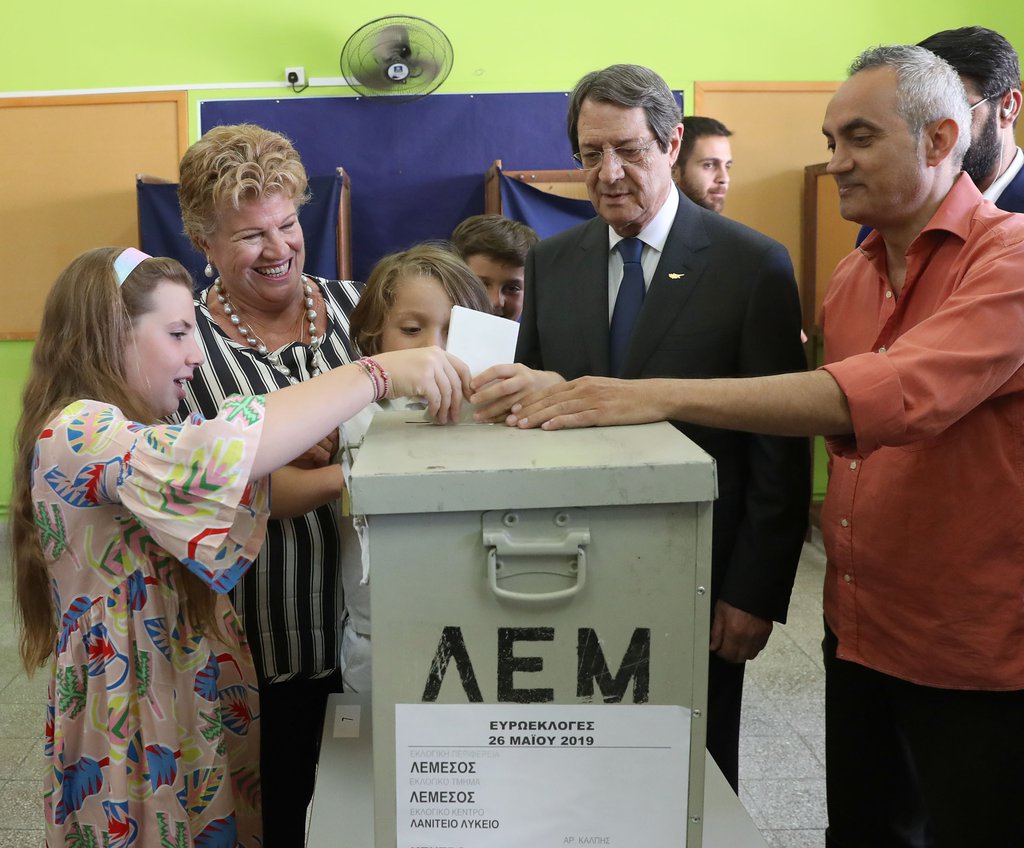 Εκλογικό Κέντρο, Λανίτειο Λύκειο (Κέντρο Α’), Λεμεσός, Κύπρος Ο Πρόεδρος της Δημοκρατίας κ. Νίκος Αναστασιάδης ασκεί το εκλογικό του δικαίωμα1.jpg