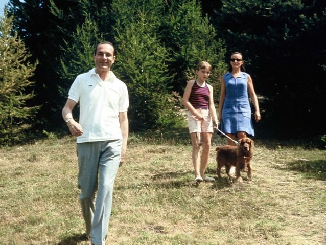 Ete-1975 Jacques, Bernadette et Claude Chirac en vacances sur la Côte d’Azur..jpg