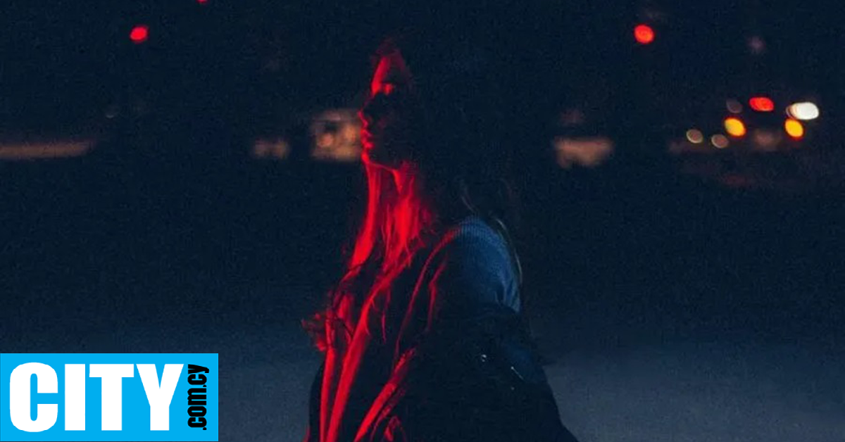 &Sigma;&epsilon; &pi;ό&lambda;&epsilon;&iota;&sigmaf; &alpha;&pi;ό ό&lambda;&omicron; &tau;&omicron;&nu; &kappa;ό&sigma;&mu;&omicron;, ά&nu;&tau;&rho;&epsilon;&sigmaf; &beta;&iota;&nu;&tau;&epsilon;&omicron;&sigma;&kappa;&omicron;&pi;&omicron;ύ&nu; &gamma;&upsilon;&nu;&alpha;ί&kappa;&epsilon;&sigmaf; &tau;&eta; &nu;ύ&chi;&tau;&alpha; &sigma;&tau;&omicron;&nu; &delta;&rho;ό&mu;&omicron; &chi;&omega;&rho;ί&sigmaf; &tau;&eta; &sigma;&upsilon;&nu;&alpha;ί&nu;&epsilon;&sigma;ή &tau;&omicron;&upsilon;&sigmaf;