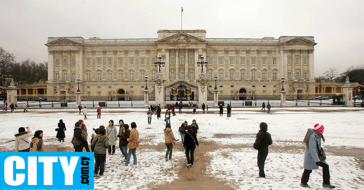 Στο Buckingham Palace ανοίγει για πρώτη φορά χριστουγεννιάτικο pop up store με βασιλική υπογραφή