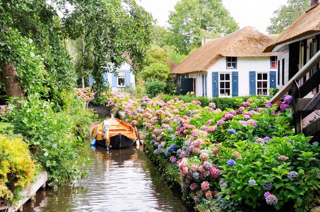 Giethoorn,-Netherlands_GettyImages-176083462.jpg