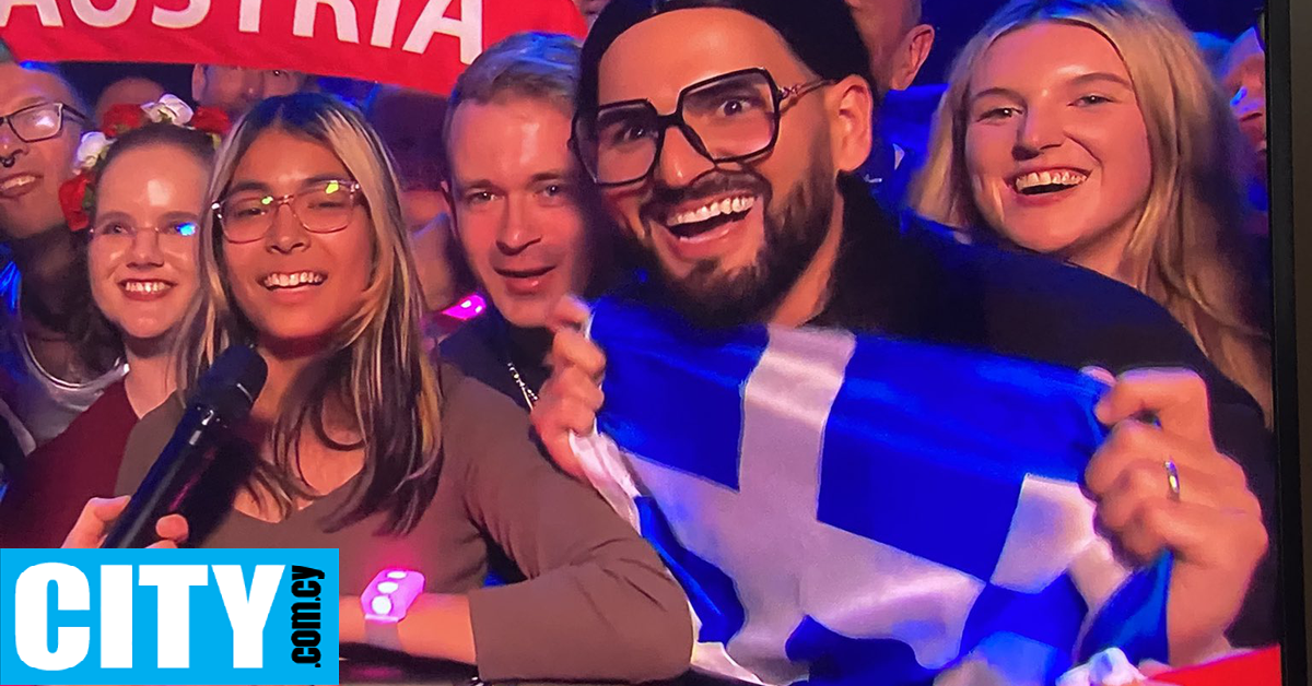 Έλληνας στο κοινό της Eurovision ντύθηκε Κλαυδία και το «X» δεν το άφησε ασχολίαστο