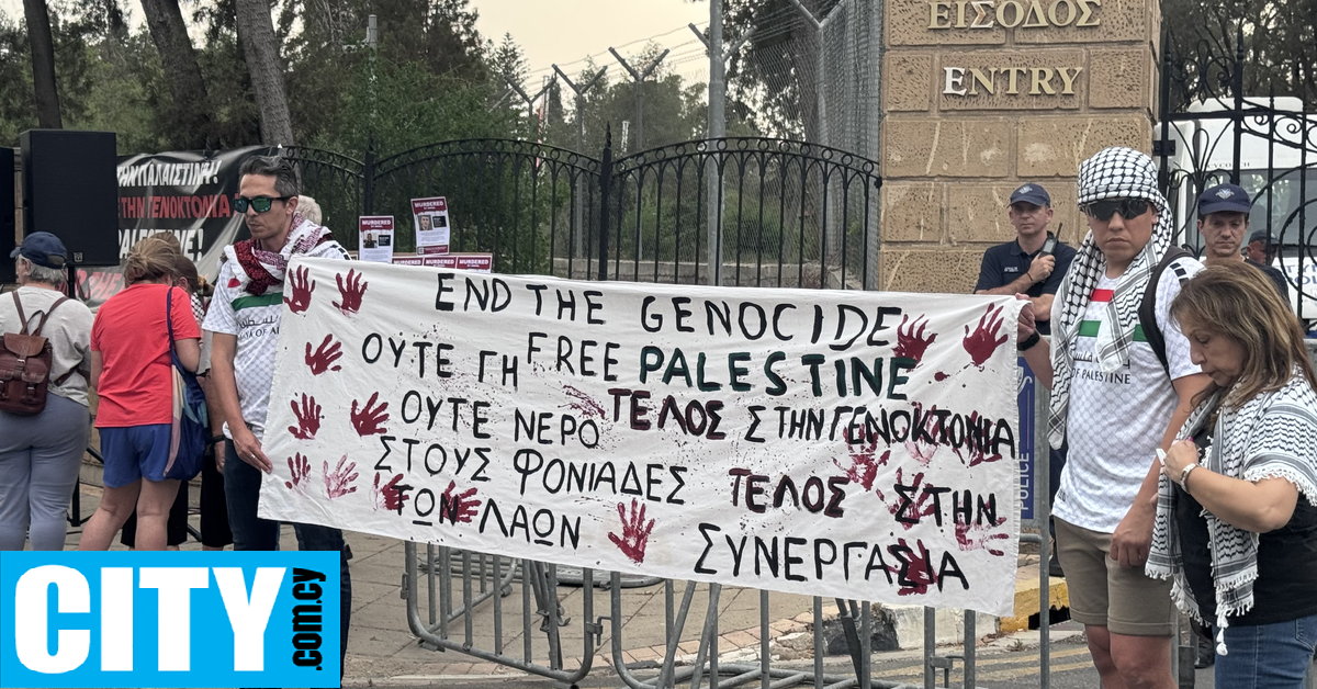 Εικόνες από τη μαζική διαμαρτυρία για τη Γάζα έξω από το προεδρικό μέγαρο της Κύπρου