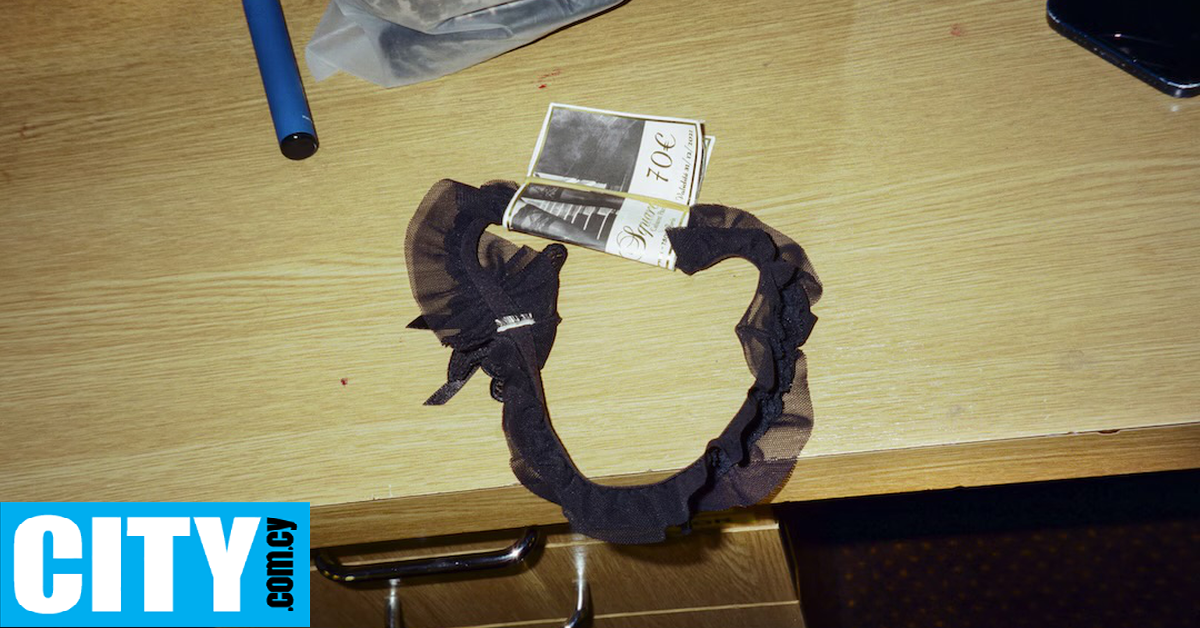 Μέσα στα αποδυτήρια των παρισινών strip clubs