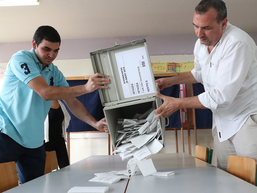 Καταμέτρηση ψήφων Εκλογικό Κέντρο Λευκωσίας1.jpg