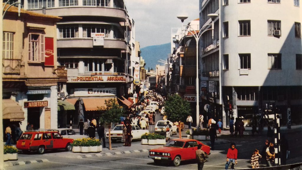 Λευκωσία του 1970, μία εικόνα από τήν Πλατεία Ελευθερίας πρός Οδό Λήδρας. Ιωάννης Δημητρίου.jpg