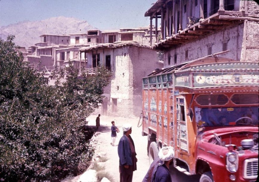 Μετά τον Δεύτερο Παγκόσμιο Πόλεμο -τον οποίο κατάφερε να αποφύγει το Αφγανιστάν- οι Σοβιετικοί και οι Αμερικανοί διαγωνίστηκαν ώστε να κατασκευάσουν τους δρόμους της χώρας. © Dr. Bill Podlich.jpg