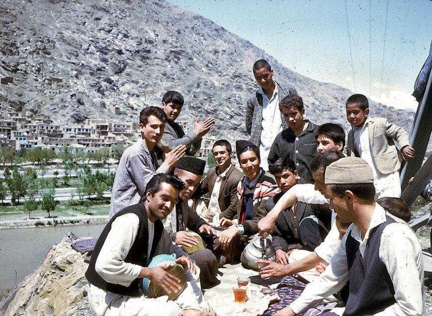Μια παρέα νεαρών Αφγανών κάνουν πικ νικ στον ελεύθερο χρόνο τους..jpg