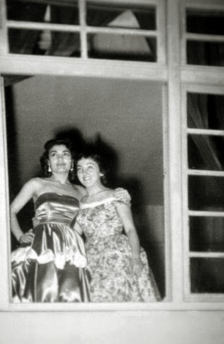 Μια σπάνια φωτογραφία! Η Μαρινέλλα μαζί με την τραγουδίστρια Γιώτα Γιάννα που έφυγε σήμερα από τη ζωή, στα πρώτα τους καλλιτεχνικά βήματα, στα τέλη της δεκαετίας του '50..jpg