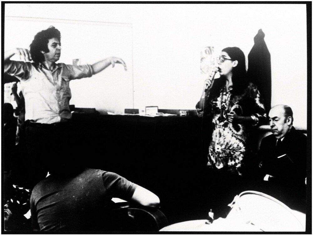 Μίκης Θεοδωράκης, Μαρία Φαραντούρη και Πάμπλο Νερούδα τον Αύγουστο του 1972 στο Παρίσι στο στούντιο της rue Polyveau για πρόβες για το «Camto General»..jpg