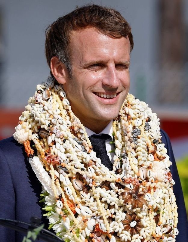 Non-Emmanuel-Macron-n-a-pas-ete-totalement-recouvert-de-fleurs-en-Polynesie.jpg