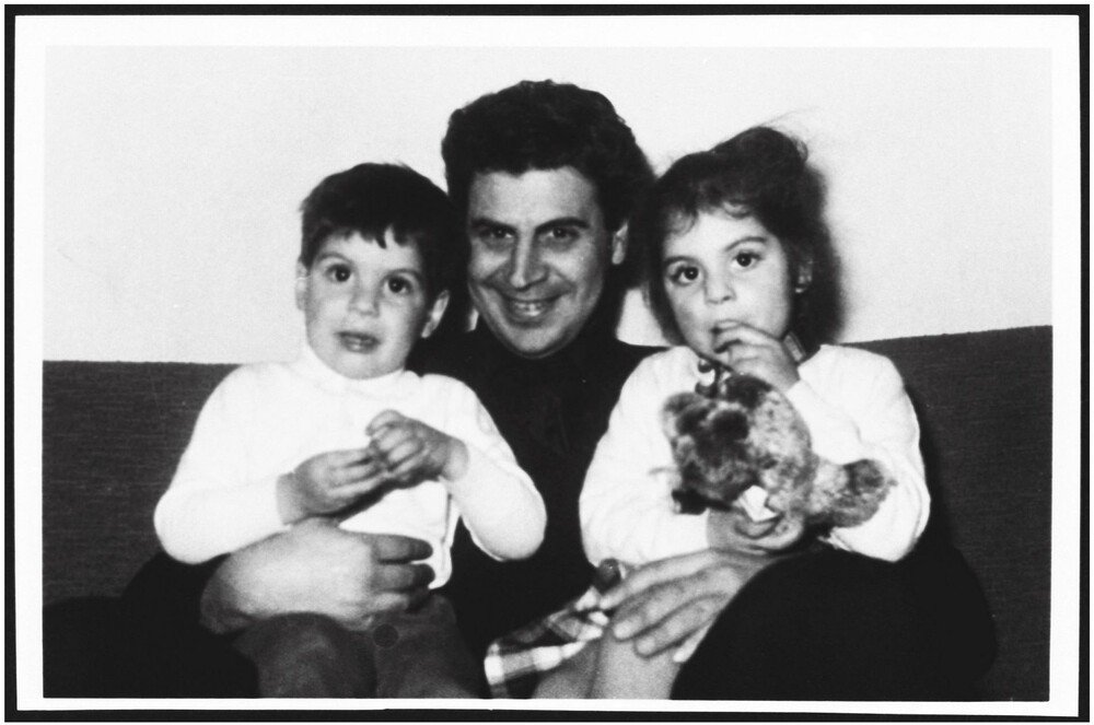 O Μίκης Θεοδωράκης με τα παιδιά του Γιώργο και Μαργαρίτα (1962)..jpg