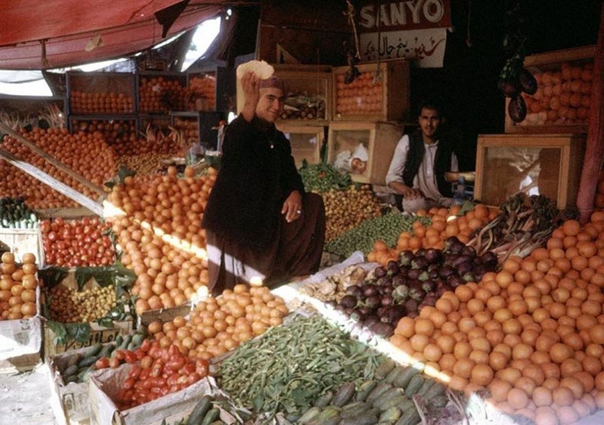 Οι αγορές φρούτων παρέμειναν σε μεγάλο βαθμό οι ίδιες. © Dr. Bill Podlich.jpg