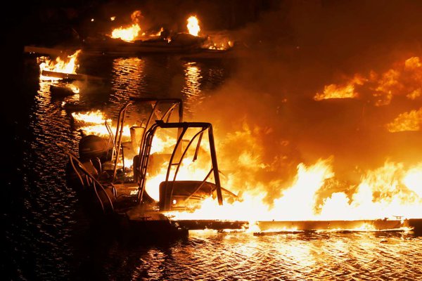 Οι φλόγες έφτασαν στη λίμνη Μπεριέσα και καίνε την αποβάθρα και βάρκες, στη Νάπα.jpg
