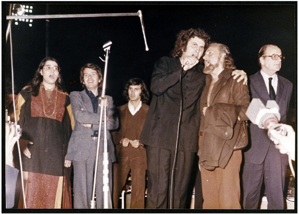 Οκτώβριος 1974, Συναυλία στο Καραϊσκάκη με τους Φαραντούρη, Μιτσιά, Νταλάρα, Ρίτσο και Πεσματζόγλου.jpg