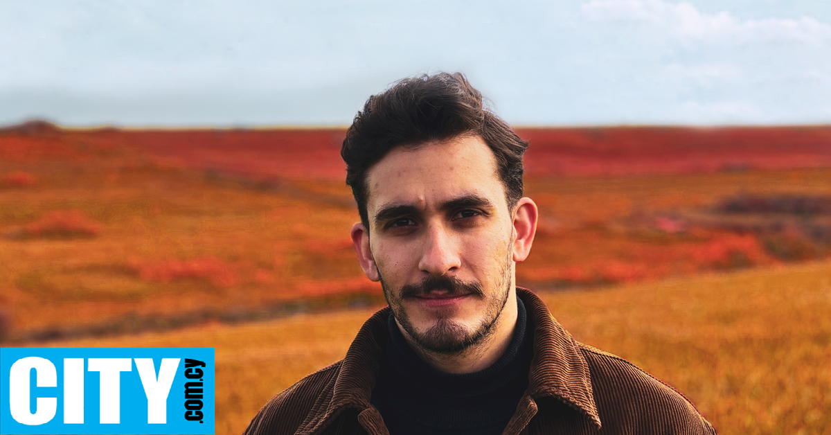 Ο αυτοδίδακτος τραγουδοποιός Παναγιώτης Λοΐζου παρουσιάζει τους «Δύο Κόσμους» του στο Διεθνές Φεστιβάλ Λευκωσίας 2025