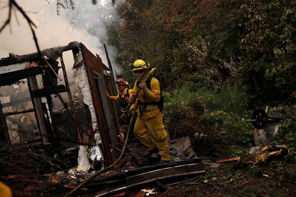 Πυροσβέστες σε καμένο σπίτι, στη βόρεια Καλιφόρνια.jpg