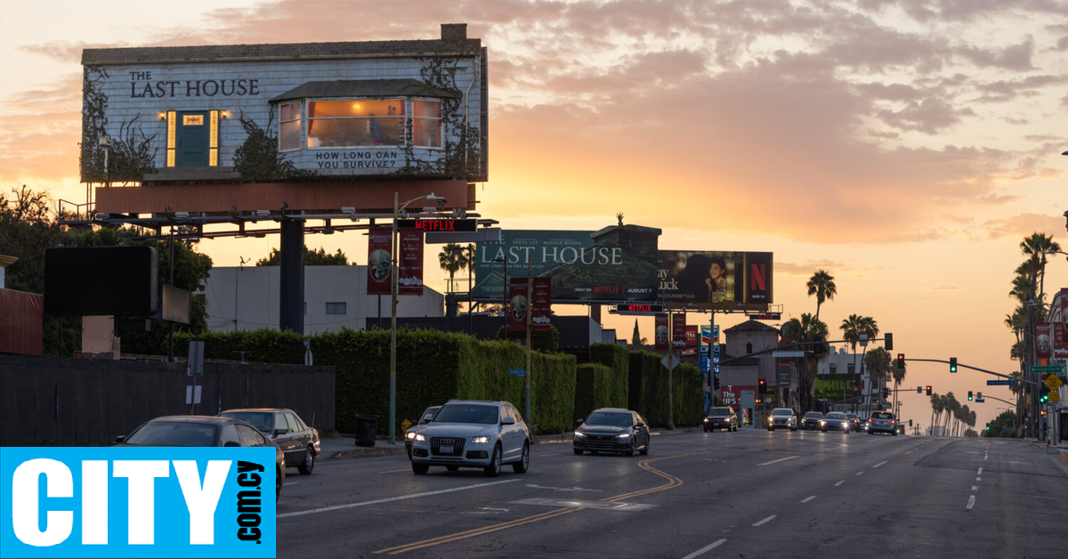 Έ&nu;&alpha;&sigmaf; ά&nu;&delta;&rho;&alpha;&sigmaf; &zeta;&epsilon;&iota; &mu;έ&sigma;&alpha; &sigma;&epsilon; έ&nu;&alpha; billboard &sigma;&epsilon; &lambda;&epsilon;&omega;&phi;ό&rho;&omicron; &tau;&omicron;&upsilon; &Lambda;&omicron;&sigmaf; Ά&nu;&tau;&zeta;&epsilon;&lambda;&epsilon;&sigmaf;