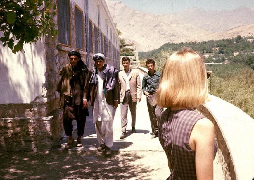 Τη δεκαετία του '60 η Peg Podlich, σύζυγος του φωτογράφου, τραβάει τα βλέμματα στο συντηρητικό Αφγανιστάν. © Dr. Bill Podlich.jpg